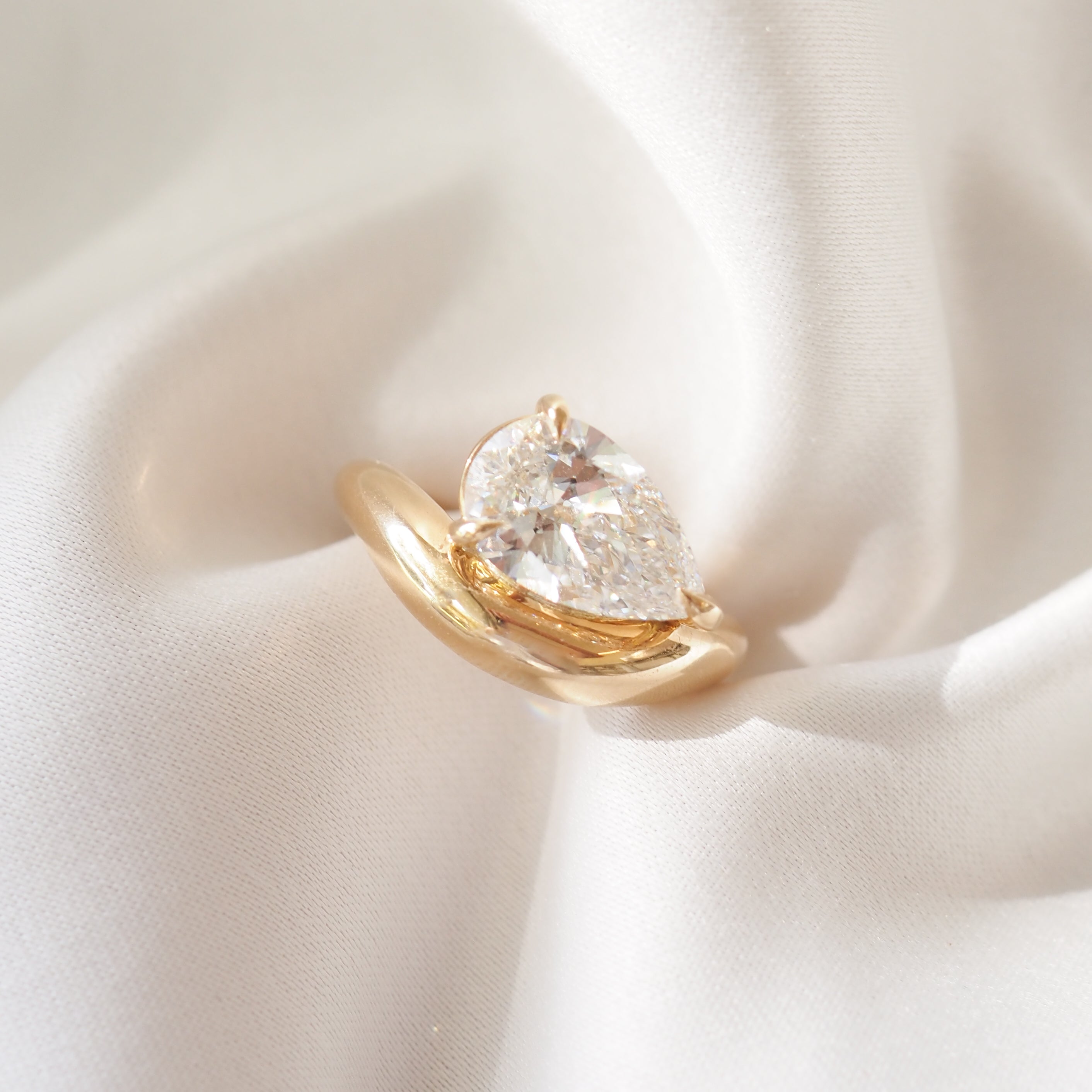 Riva Offset Pear | 2ct Lab-Grown Diamond Ring